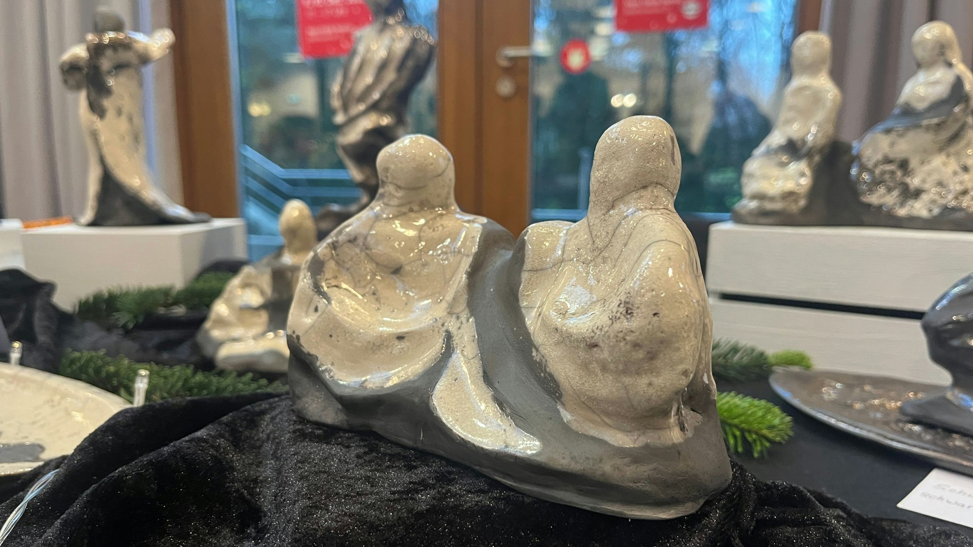 U-Shi Novotny-Schmandt zeigte ihre Raku-Arbeiten, Skulpturen von Paaren oder Einzelfiguren.