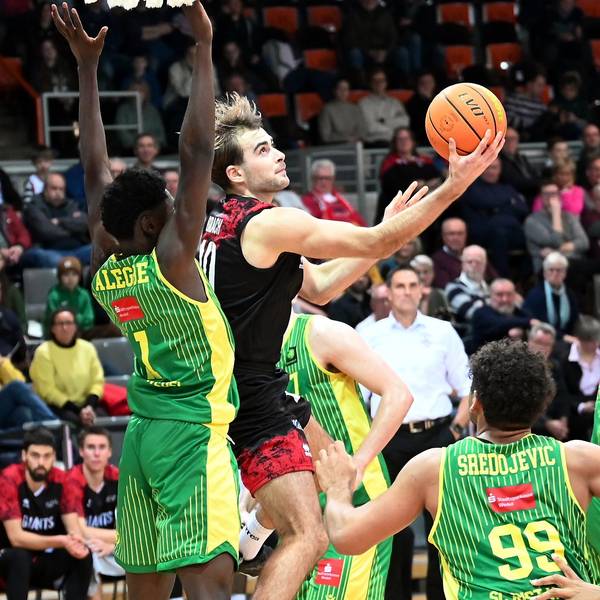 09.12.2023, Basketball-Bayer Giants -Rist Wedel
rechts: Sebastian Brach (Bayer)
Foto: Uli Herhaus
