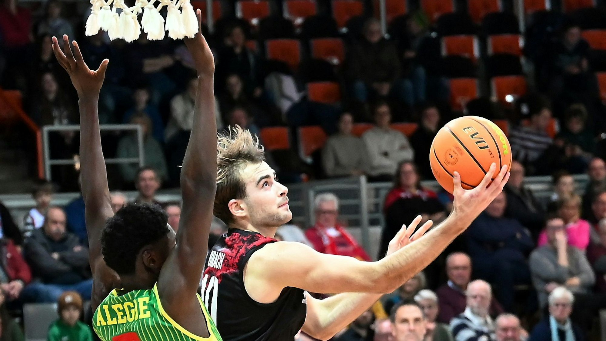 09.12.2023, Basketball-Bayer Giants -Rist Wedel
rechts: Sebastian Brach (Bayer)
Foto: Uli Herhaus