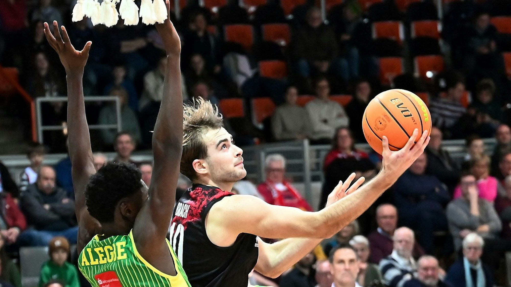 09.12.2023, Basketball-Bayer Giants -Rist Wedel
rechts: Sebastian Brach (Bayer)
Foto: Uli Herhaus