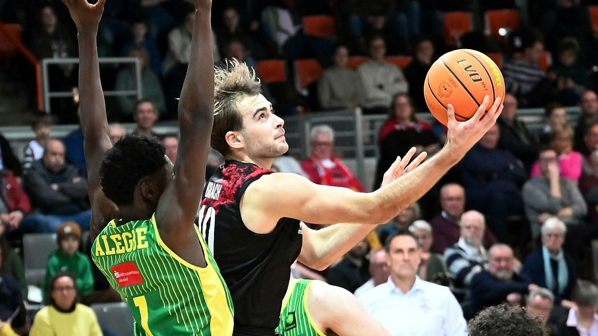 09.12.2023, Basketball-Bayer Giants -Rist Wedel
rechts: Sebastian Brach (Bayer)
Foto: Uli Herhaus
