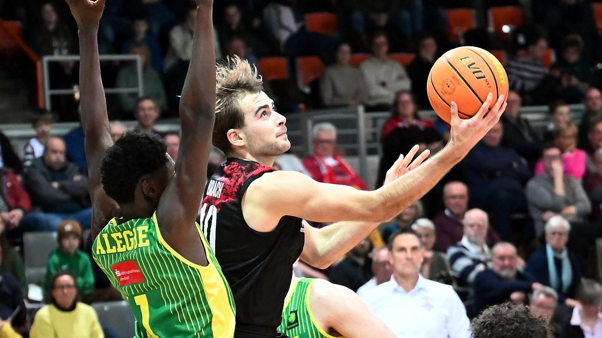 09.12.2023, Basketball-Bayer Giants -Rist Wedel
rechts: Sebastian Brach (Bayer)
Foto: Uli Herhaus