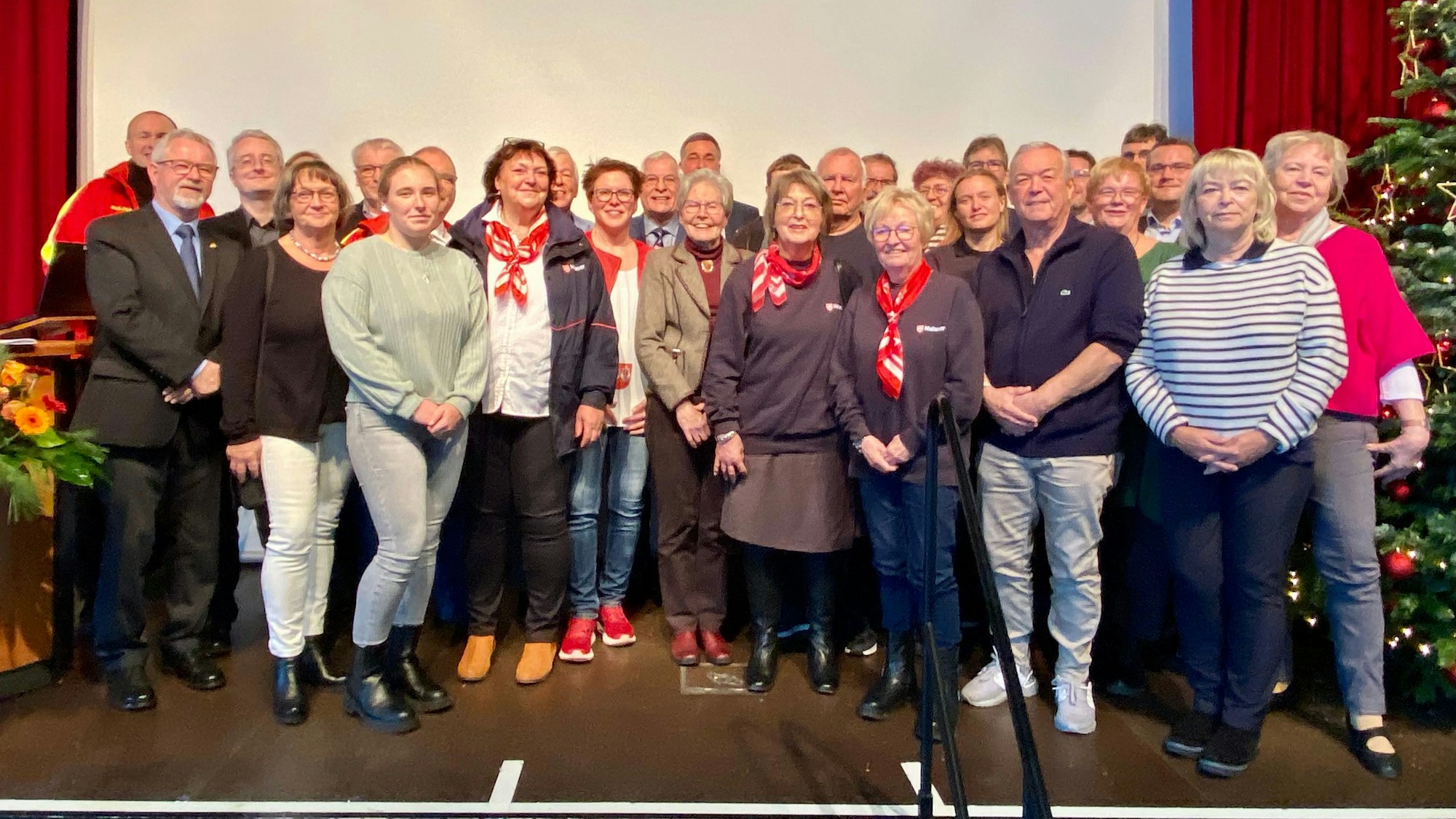 Männer und Frauen stehen auf einer Bühne.