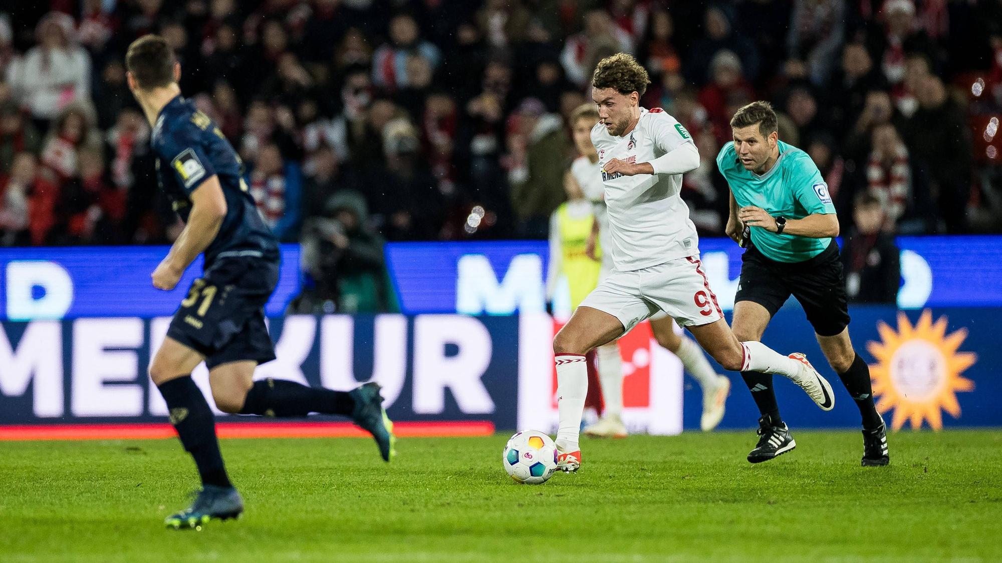 Kölns Luca Waldschmidt gegen Mainz 05 am Ball.