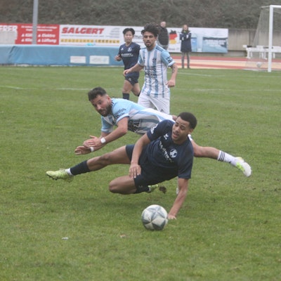 Voller Einsatz für den SSV 04: Noah Tomson (vorne) im Duell mit seinem Vichttaler Gegenspieler.