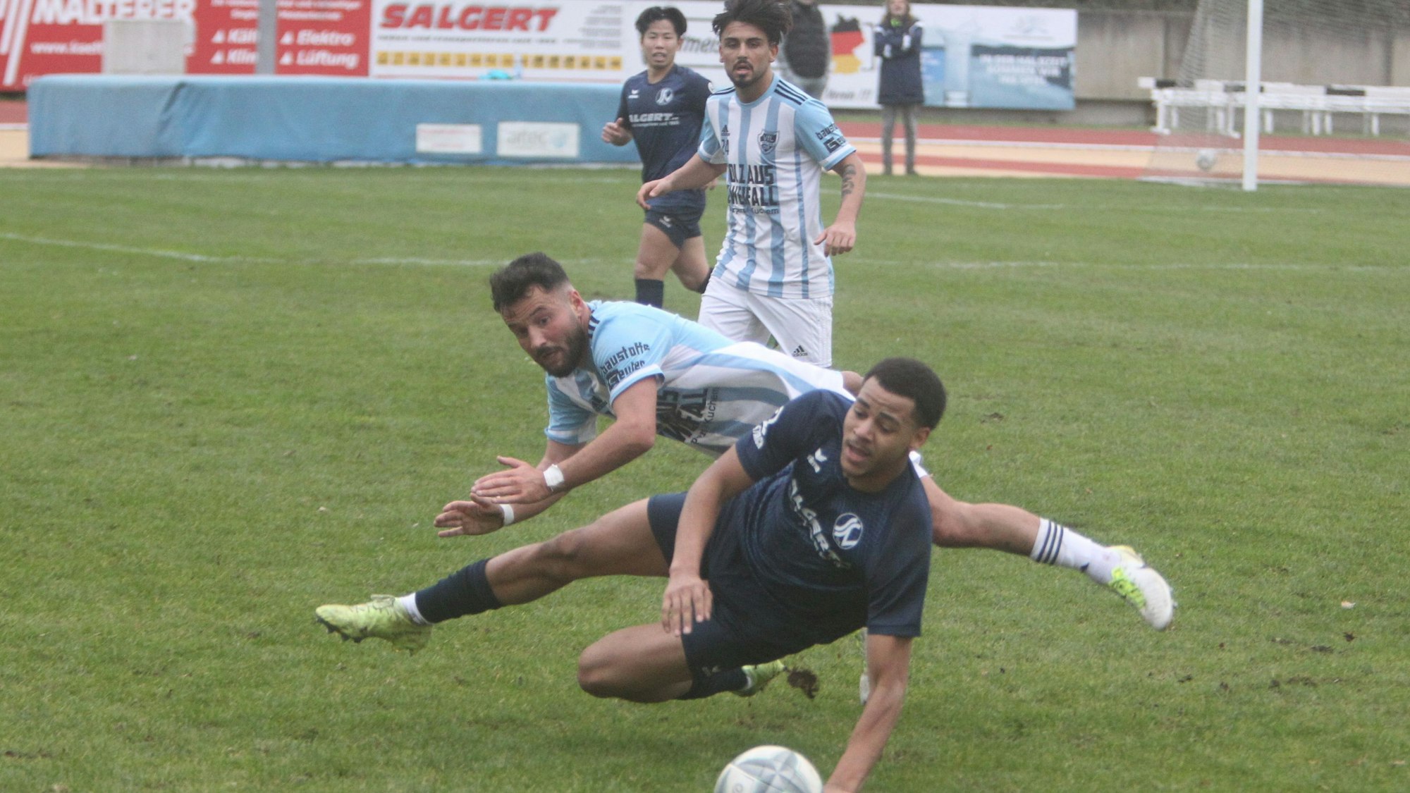 Voller Einsatz für den SSV 04: Noah Tomson (vorne) im Duell mit seinem Vichttaler Gegenspieler.