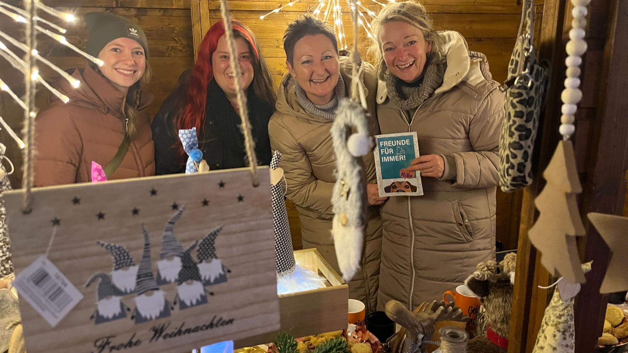 Der Ortsring Geistingen organisierte den Weihnachtsmarkt auf dem Geistinger Platz. Anja Morell (r.) und ihr Tierschutzverein für Rumänien.