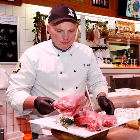 PRODUKTION - 08.12.2023, Nordrhein-Westfalen, Essen: Jürgen Bickert, Metzgermeister und geprüfter "Fleischsommelier", präsentiert in seiner Metzgerei Nutria-Keulen. Nutrias gelten als invasive Art und werden mit Fallen bejagt. Jürgen Bickert empfiehlt die geschmorten Keulen als Weihnachtsbraten. (zu dpa "Metzger empfiehlt Nutria-Keule zu Weihnachten - «herrliches Fleisch»") Foto: Roland Weihrauch/dpa +++ dpa-Bildfunk +++