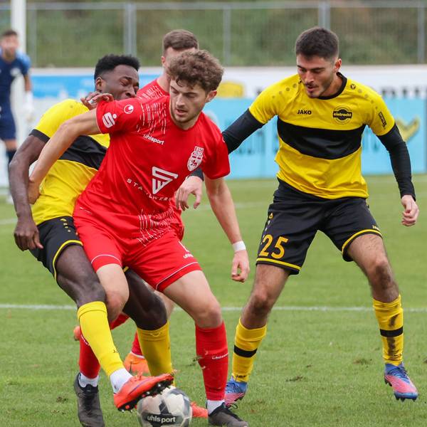 Der Hohkeppler Fußball versucht dem Bonner den Ball vom Fuß zu spielen.