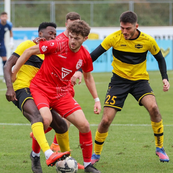 Der Hohkeppler Fußball versucht dem Bonner den Ball vom Fuß zu spielen.
