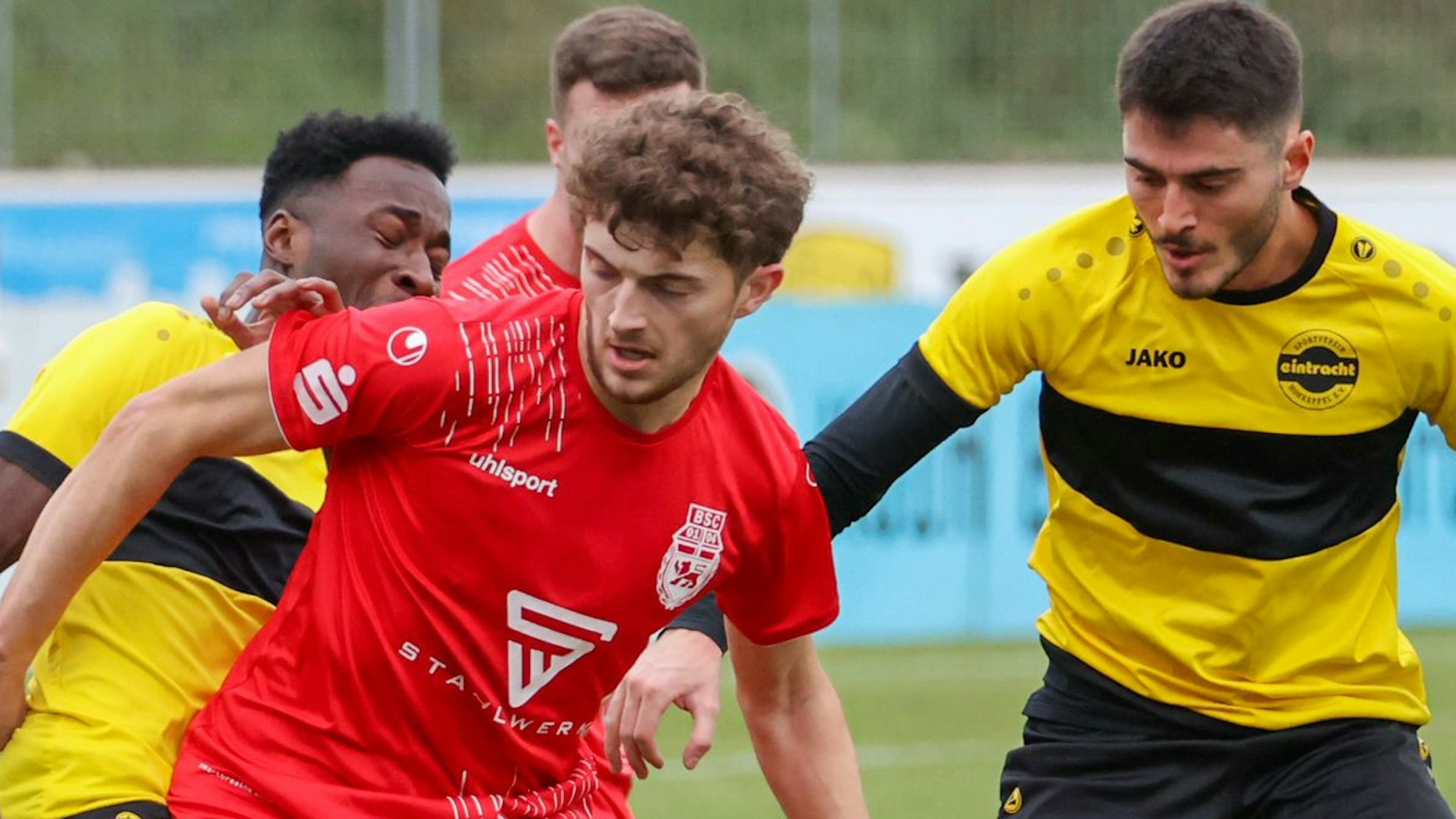Der Hohkeppler Fußball versucht dem Bonner den Ball vom Fuß zu spielen.