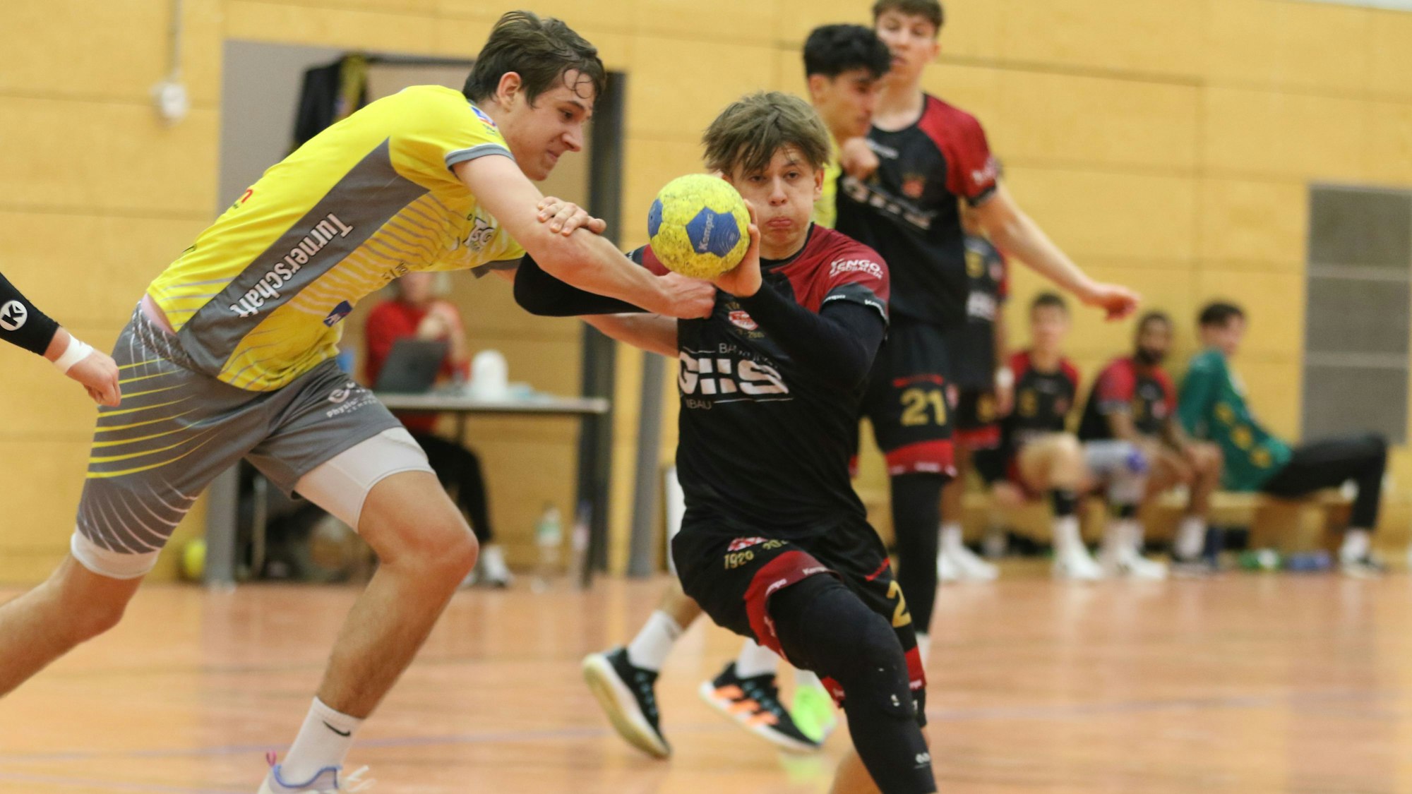 Mit dicken Backen und dem Ball in der Hand versucht Michael Kluß am gegnerischen Verteidiger vorbeizukommen.