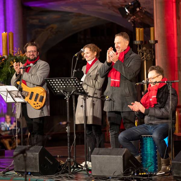Die Höhner spielen im Kölner Dom.
