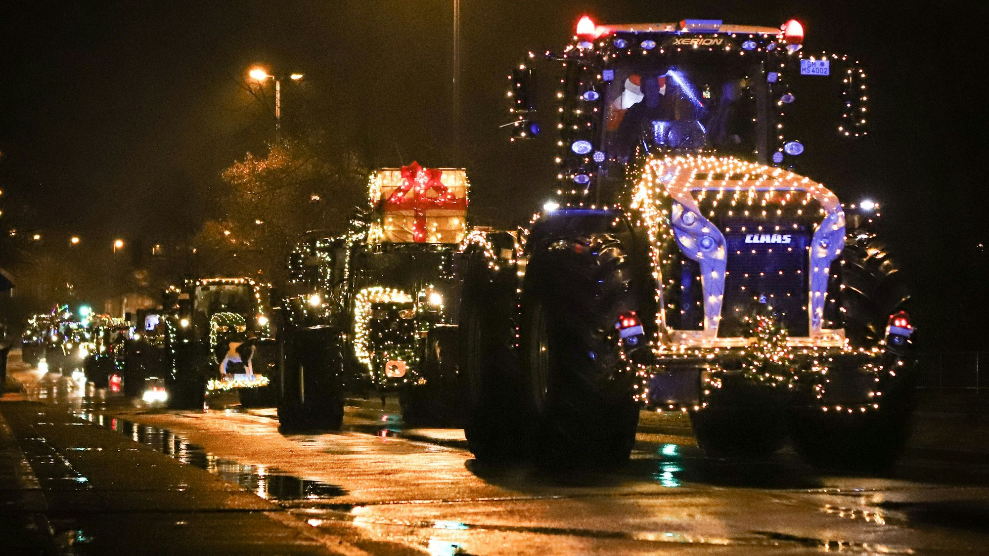 Lichterzug 2023: Viele geschmückte Traktoren fuhren durch Leichlingen und Opladen.