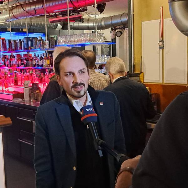 Am Wahlabend wird Wahlsieger Matthias Großgarten (SPD) im Rheidter Markthaus von einem TV-Reporter interviewt.