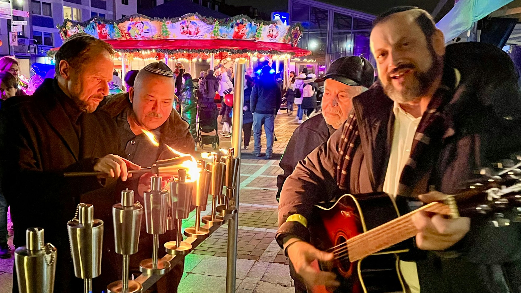 OB Uwe Richrath zündet den siebenarmigen Leuchter des jüdischen Kulturvereins Davidstern an.