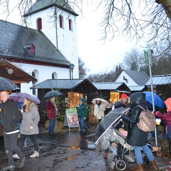 Trotz des Wetters strömten die Besucher zur heimeligen Döörper Weihnacht in Ruppichteroth.
