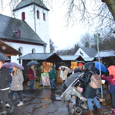 Trotz des Wetters strömten die Besucher zur heimeligen Döörper Weihnacht in Ruppichteroth.