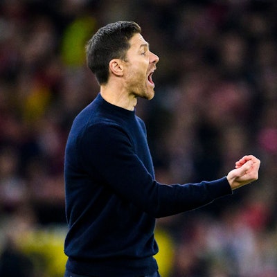 Leverkusens Trainer Xabi Alonso gestikuliert während der Partie in Stuttgart.