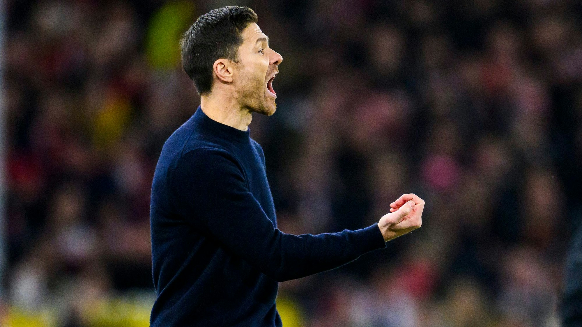 Leverkusens Trainer Xabi Alonso gestikuliert während der Partie in Stuttgart.