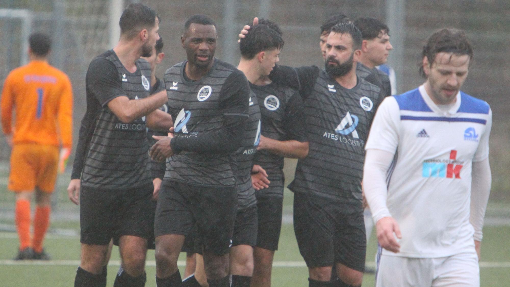 Streicheleinheit für den Torschützen: Fabien Dick erzielt das 1:0 für den 1. FC Niederkassel, Fatih Tuysuz gratuliert als einer der Ersten.