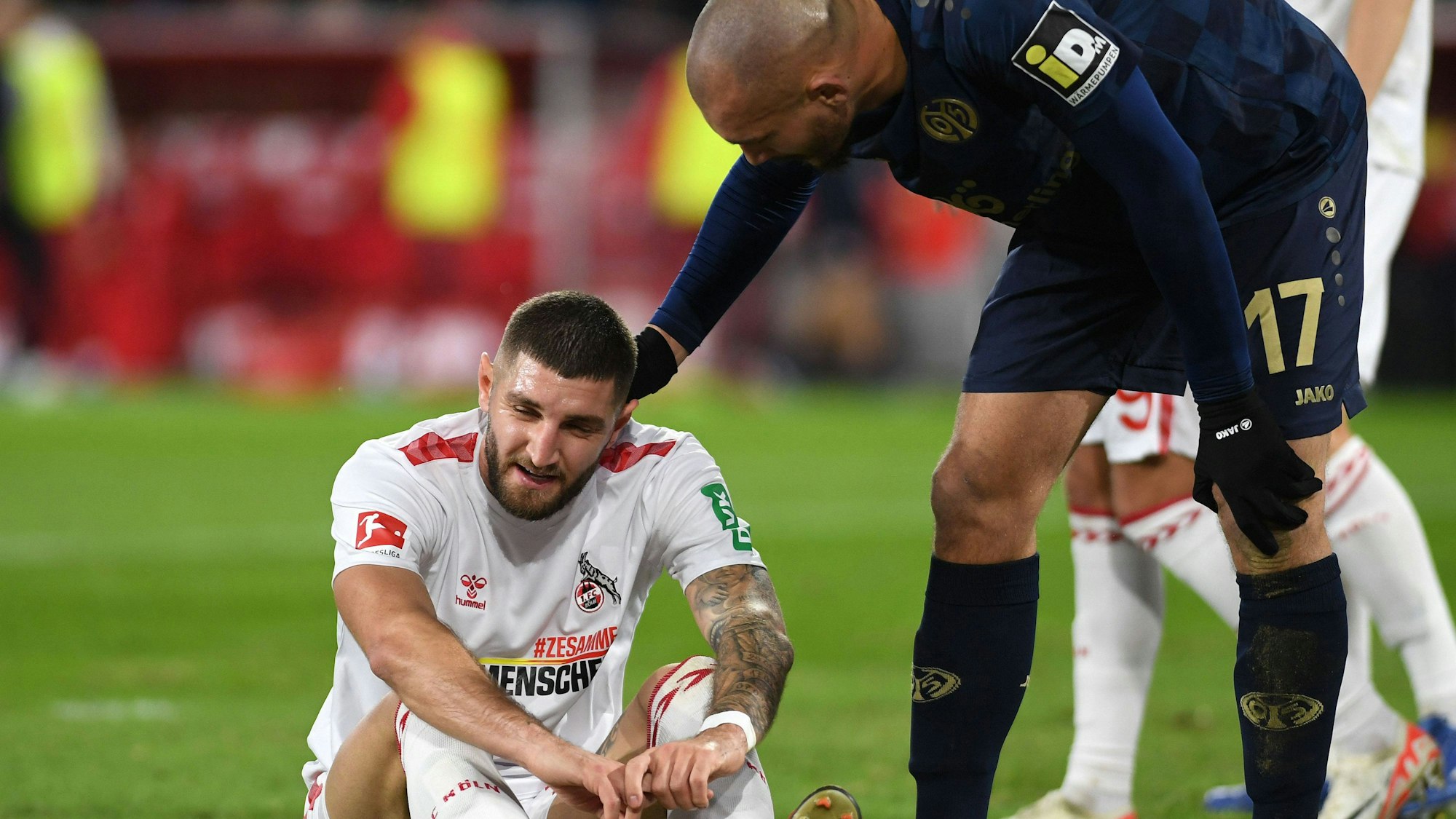 FC-Verteidiger Jeff Chabot sitzt angeschlagen auf dem Rasen von Müngersdorf.