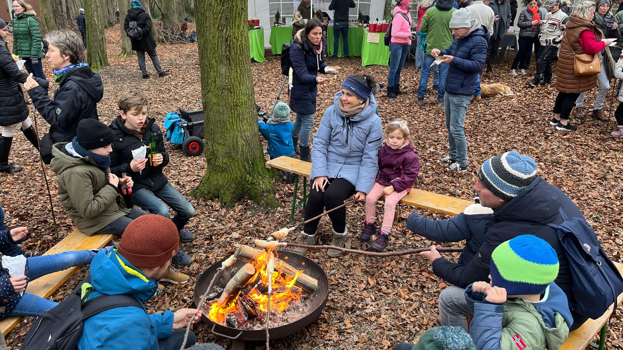 In Kurscheid gab es wieder den Waldweihnachtsmarkt des Bürgervereins Westerhausen und Umgebung. Das Stockbrotangebot am offenen Feuer gehört stets dazu.