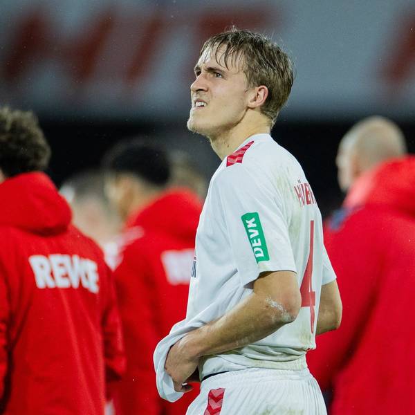 Kölns Timo Hübers blickt nach Spielende auf die Stadion-Ränge in Müngersdorf.
