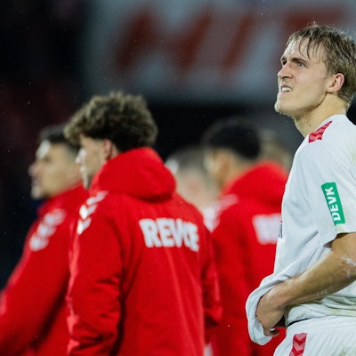 Kölns Timo Hübers blickt nach Spielende auf die Stadion-Ränge in Müngersdorf.