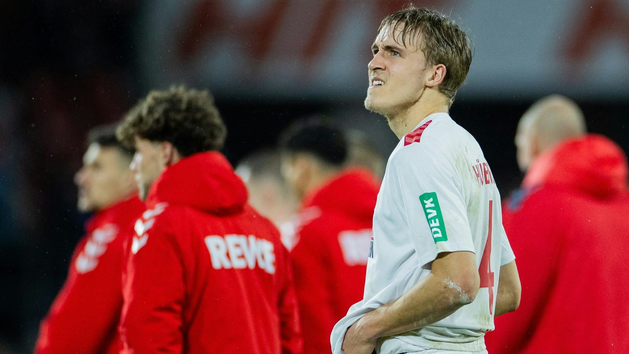 Kölns Timo Hübers blickt nach Spielende auf die Stadion-Ränge in Müngersdorf.