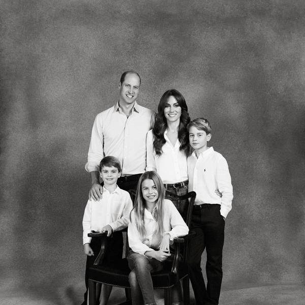 09.12.2023, Großbritannien, London: Dieses undatierte, vom Kensington Palast zur Verfügung gestellte Foto zeigt den britischen Thronfolger Prinz William und Prinzessin Kate, mit ihren drei Kindern Prinz George, Prinzessin Charlotte und Prinz Louis auf einem Foto, das auf der Weihnachtskarte der Familie im Jahr 2023 zu sehen ist.