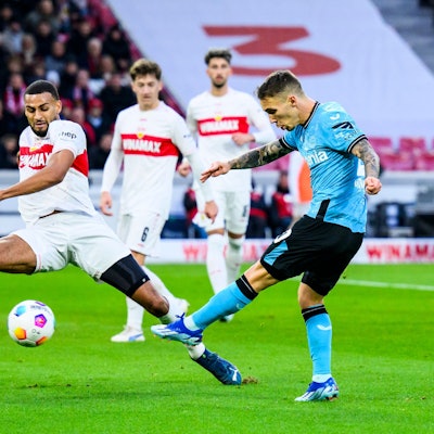 Leverkusens Alejandro Grimaldo in Aktion gegen Stuttgarts Josha Vagnoman.