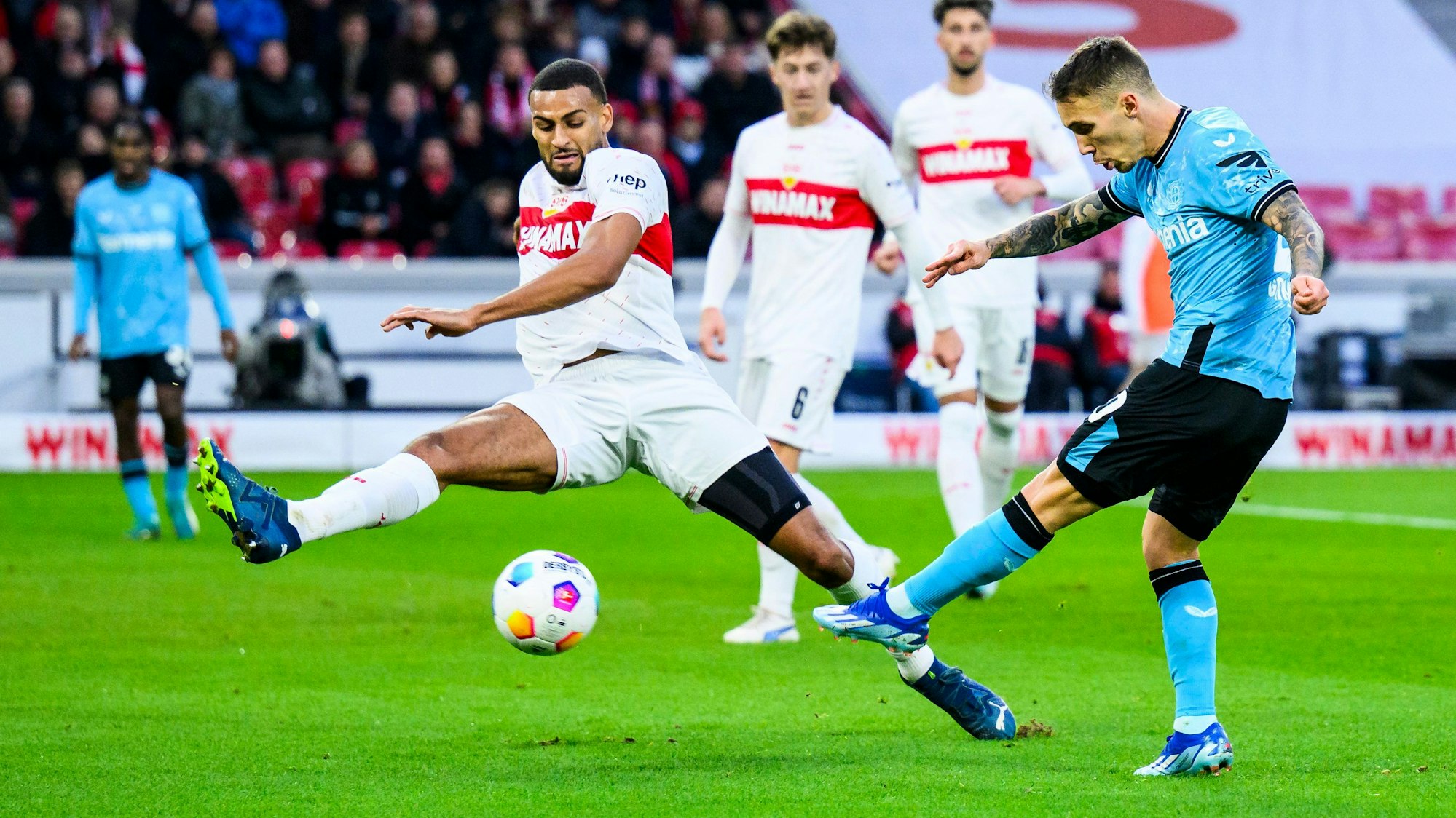 Leverkusens Alejandro Grimaldo in Aktion gegen Stuttgarts Josha Vagnoman.