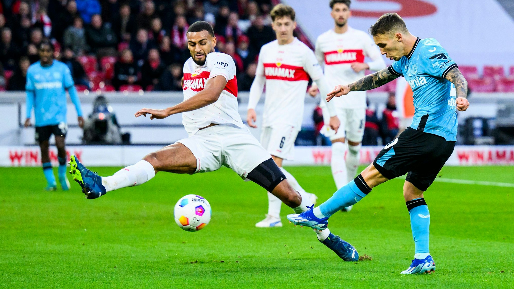 Leverkusens Alejandro Grimaldo in Aktion gegen Stuttgarts Josha Vagnoman.