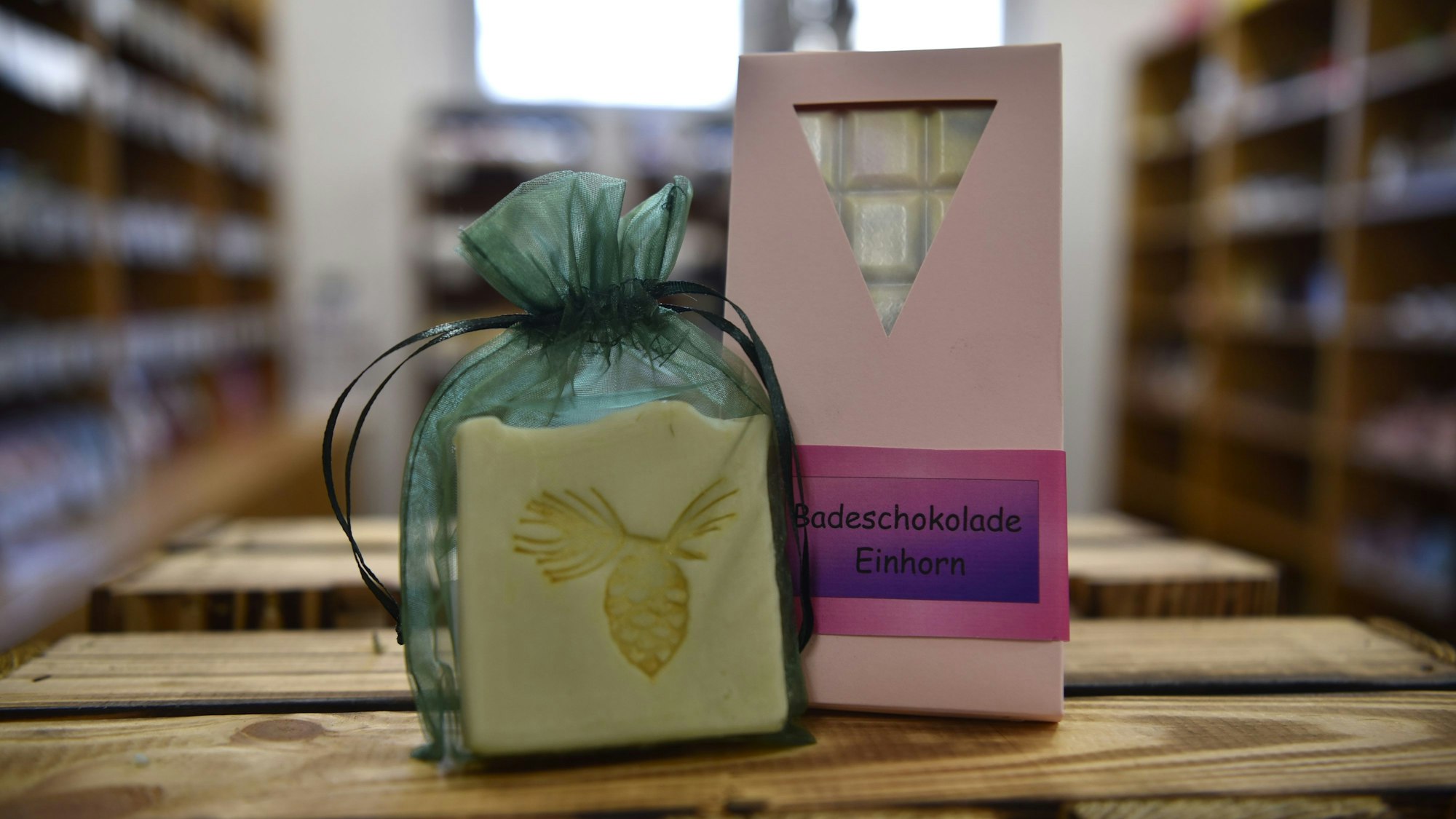 Das Bild zeigt zwei schön arrangierte Seifen.