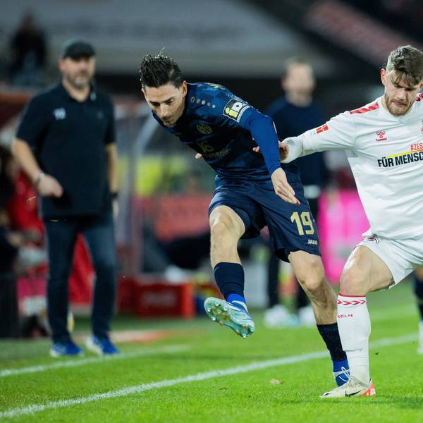 Kölns Jan Thielmann (r) und der Mainzer Anthony Caci versuchen an den Ball zu kommen.