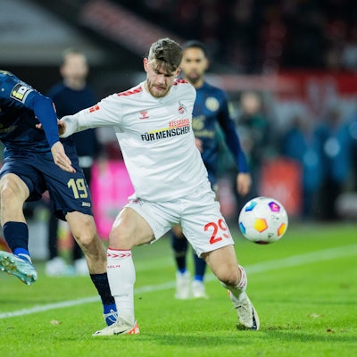 Kölns Jan Thielmann (r) und der Mainzer Anthony Caci versuchen an den Ball zu kommen.