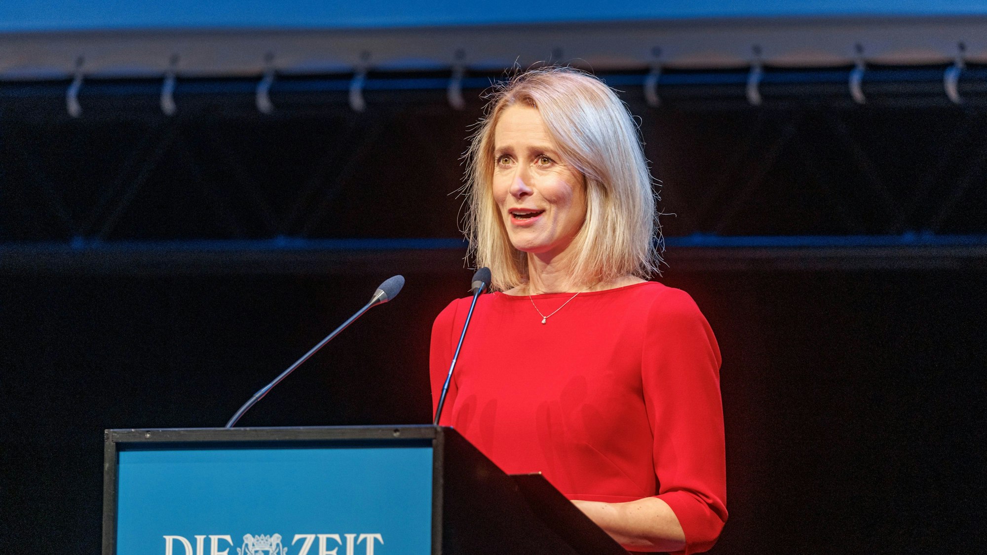 Die Estnische Premierministerin Kaja Kallas hält nach der Überreichung des Marion-Dönhoff Preises ihre Dankesrede.