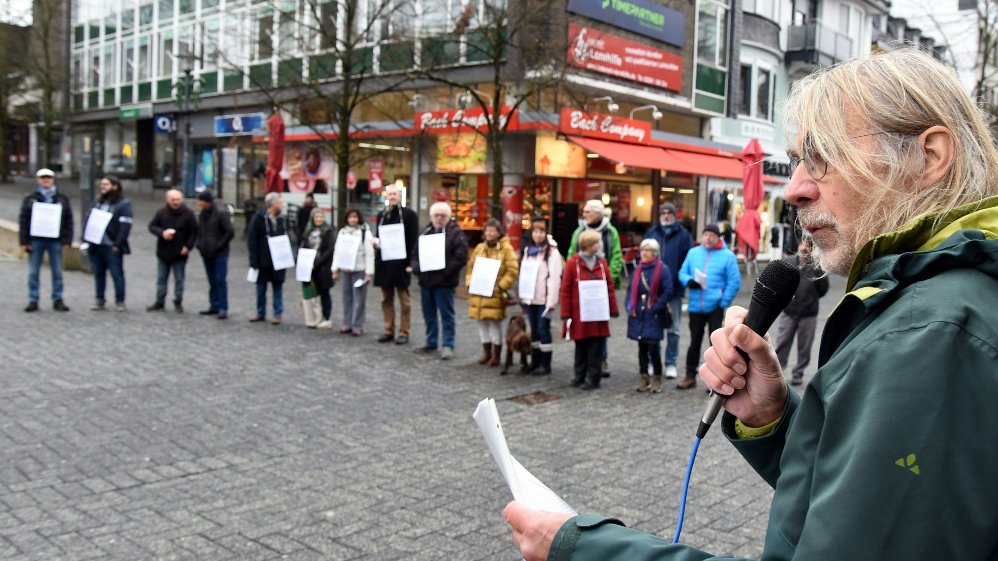 Blick auf die Lesung der Menschenrechts-Artikel auf dem Gummersbacher Lindenplatz.