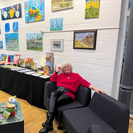 Sigrid Klein empfing im Foyer der Meys Fabrik die Gäste mit ihrer Acrylmalerein zur Ausstellung „Kunst und mehr“.