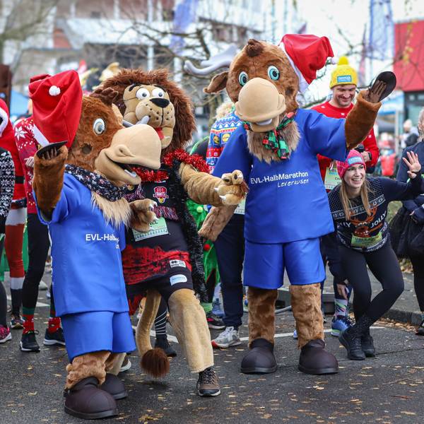 Verkleidete Läufer am Start des Ugly Chistmas Sweater Run