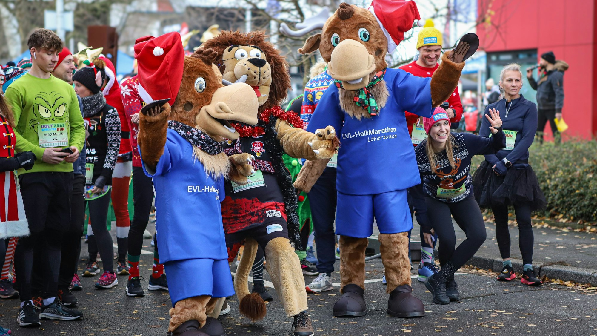 Verkleidete Läufer am Start des Ugly Chistmas Sweater Run