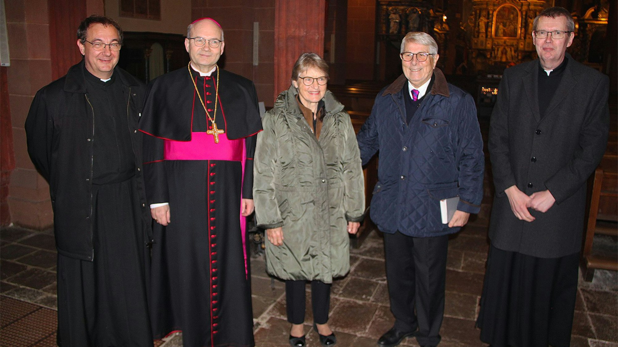 Pater Superior Paul Cyrus, Bischof Dr. Helmut Dieser, Andrea und Wolfgang Scheidtweiler sowie Pater Provinzial Dr. Friedrich Emde stehen nebeneinander in einer Kirche.