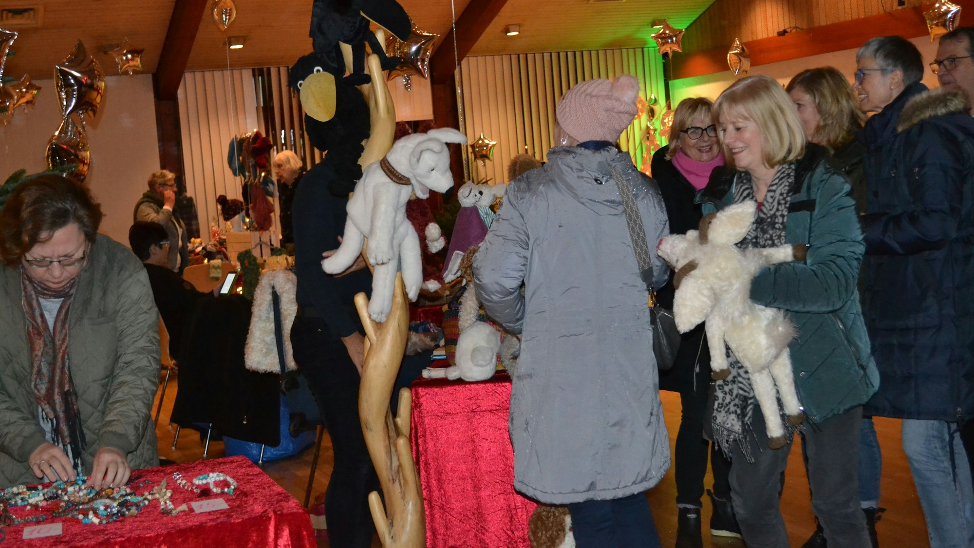 Adventsmarkt in Hangelar, Besucher begutachten Plüschtiere