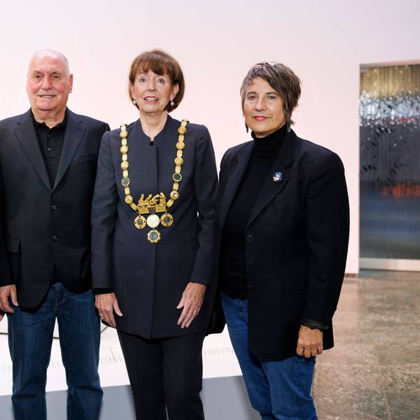 Journalistin Alice Schwarzer, Musiker Rolly Brings, Kölns Oberbürgermeisterin Henriette Reker parteilos und Gynäkologin Monika Hauser medica mondiale bei der Eintragung ins Goldene Buch der Stadt Köln im historischen Rathaus.