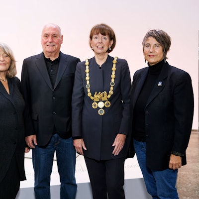 Journalistin Alice Schwarzer, Musiker Rolly Brings, Kölns Oberbürgermeisterin Henriette Reker parteilos und Gynäkologin Monika Hauser medica mondiale bei der Eintragung ins Goldene Buch der Stadt Köln im historischen Rathaus.