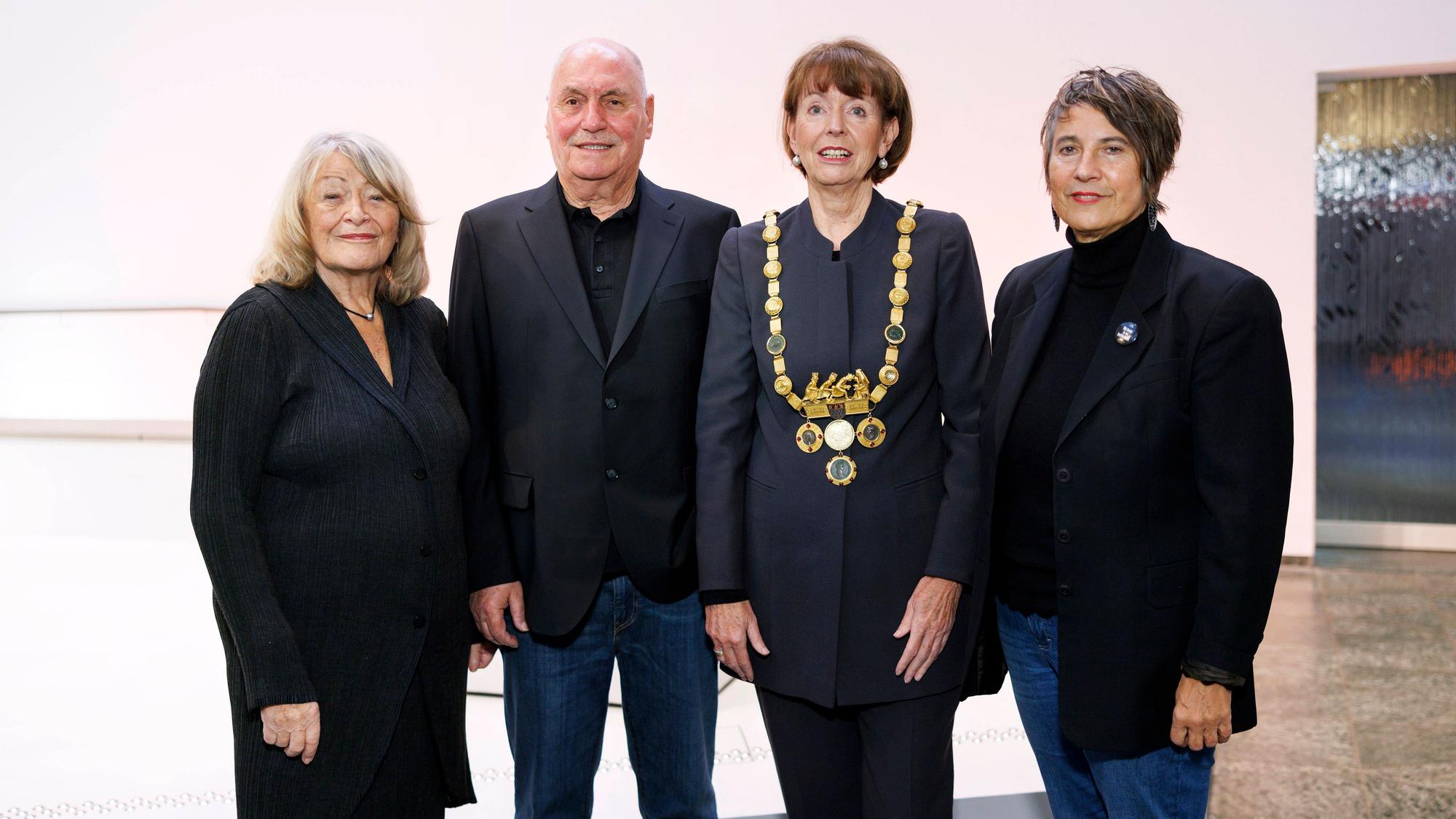 Journalistin Alice Schwarzer, Musiker Rolly Brings, Kölns Oberbürgermeisterin Henriette Reker parteilos und Gynäkologin Monika Hauser medica mondiale bei der Eintragung ins Goldene Buch der Stadt Köln im historischen Rathaus.