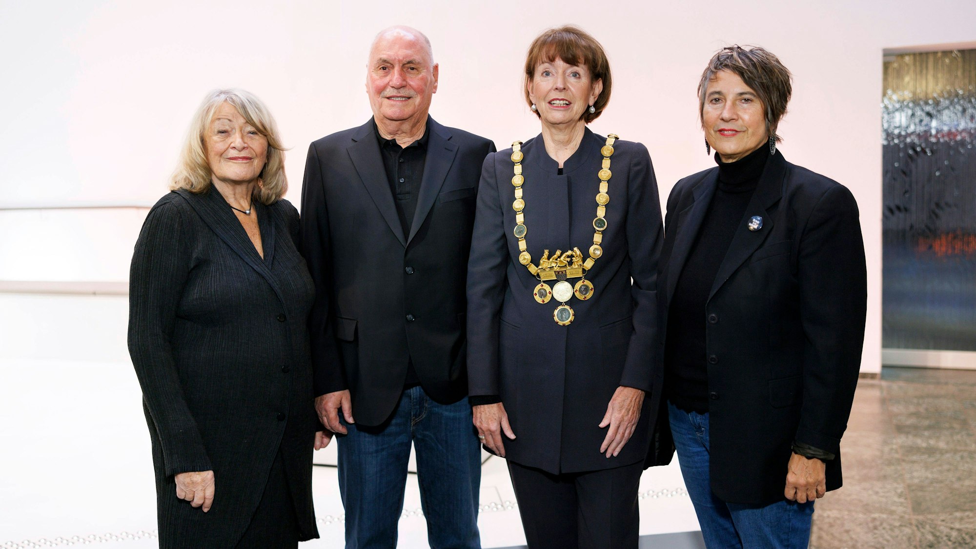Journalistin Alice Schwarzer, Musiker Rolly Brings, Kölns Oberbürgermeisterin Henriette Reker parteilos und Gynäkologin Monika Hauser medica mondiale bei der Eintragung ins Goldene Buch der Stadt Köln im historischen Rathaus.