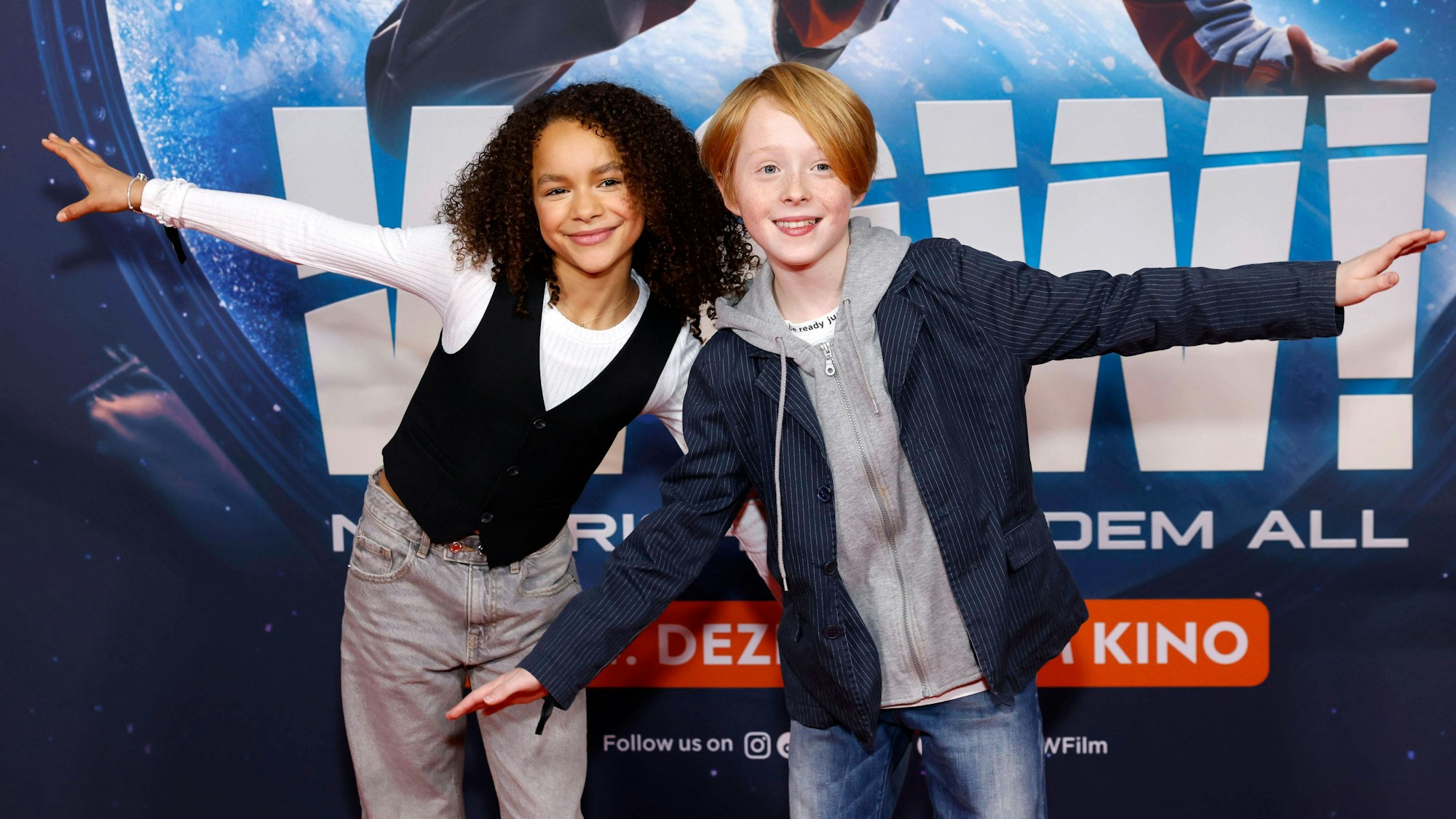 Die Schauspieler Ava-Elizabeth Awe und Felix Nölle bei der Premiere des Films WOW Nachricht aus dem All im Cinedom.