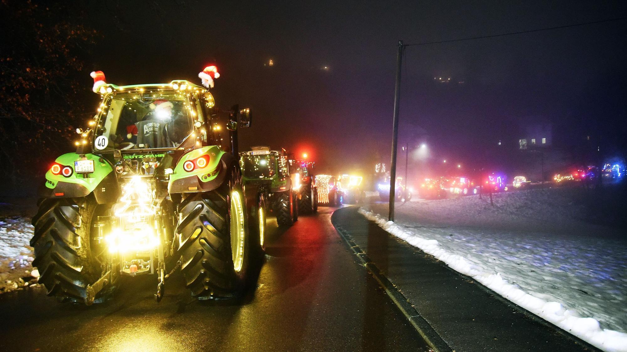 Farmers For Future Marienheide Illuminierte Treckerfahrt Ein Funken Hoffnung Bauern Lichterfahrt ab Winkel